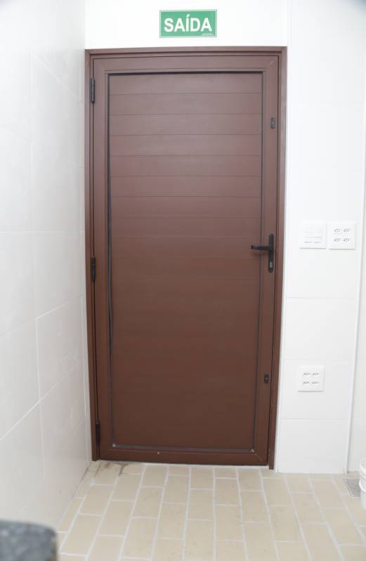 Fabricante de Porta de Alumínio para Banheiro em Salesópolis - Porta de Alumínio Branco com Vidro