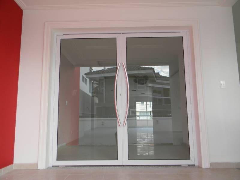 Instalação de Porta de Alumínio de Abrir 2 Folhas no Embu das Artes - Porta de Alumínio com Vidro