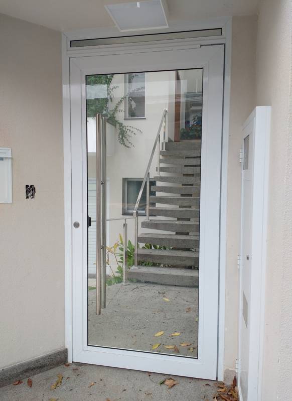 Portas de Alumínio Branco em São Caetano do Sul - Porta de Alumínio Branco com Vidro
